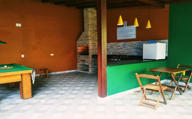Espaço gourmet com churrasqueira e bilhar